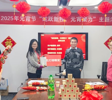 桌子上放滿了不同類型的海報

AI 生成的內容可能不正確。